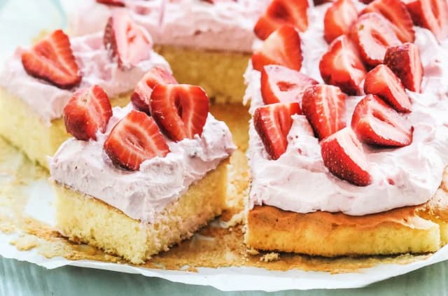 Pyszny przepis na ciasto z truskawkami i mascarpone, które zachwyci Pyszny przepis na ciasto z truskawkami i mascarpone, które zachwyci