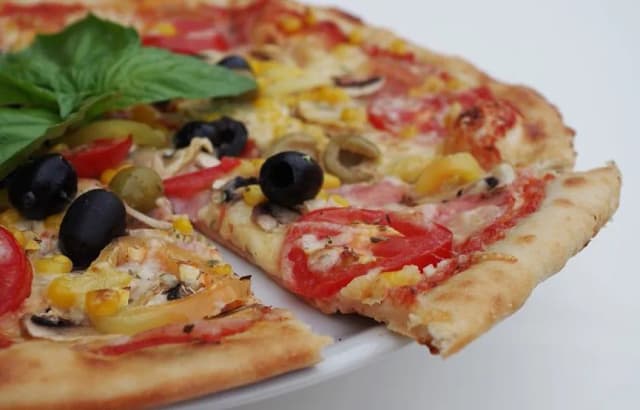 Przepis na pizzę włoską na cienkim cieście, który zaskoczy Twoich gości Przepis na pizzę włoską na cienkim cieście, który zaskoczy Twoich gości