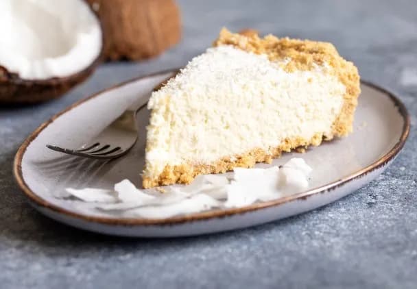 Prosty przepis na ciasto kokosowe bez pieczenia, które zachwyca smakiem Prosty przepis na ciasto kokosowe bez pieczenia, które zachwyca smakiem